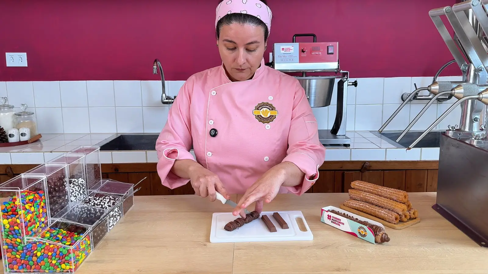 Preparo de churros na Cozinha-Estúdio da Escola Seu Churros